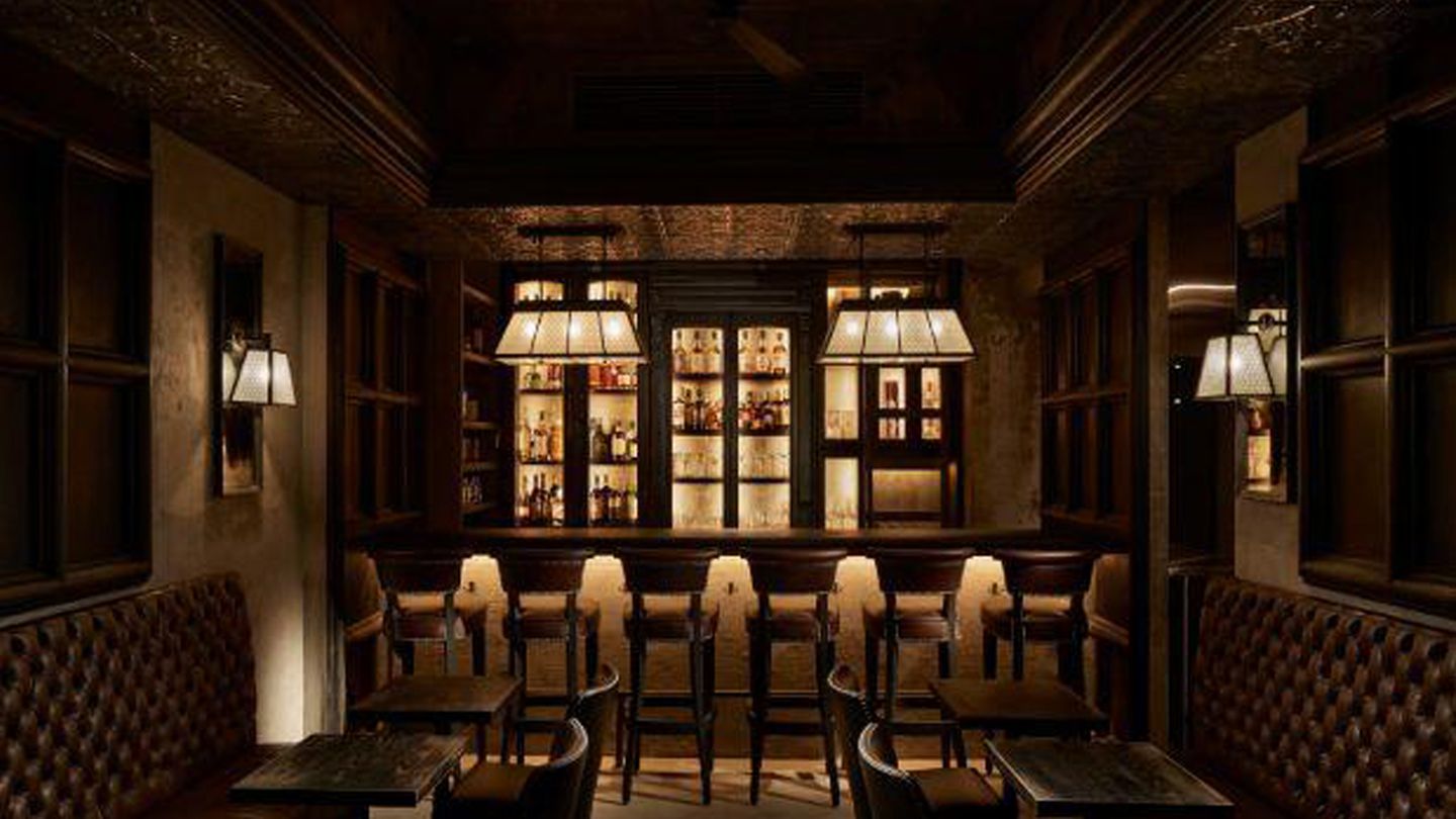 Platz 10: The SG Club, Tokyo, Japan  Beim SG Club in Tokyo handelt es sich im Grunde um vier Bars in einer: "Im Eingangsbereich servieren Barkeeper in Ralph-Lauren-Westen und Boot-Cut-Denim Riffs auf japanische Izakaya-Getränke (Lemon Sours, Tea Highballs) sowie Hits aus der Zeit des Besitzers Shingo Gokan in New York und Shanghai". Unten gebe es "Lederbanquettes und besinnliche Slow Sippers wie den Hybrid Martini-Manhattan". Geht man nach oben, findet man eine Zigarrenbar. "Und dann gibt es noch die Durchreiche für Cocktails zum Mitnehmen in Plastikbechern, perfekt für den nahe gelegenen Yoyogi-Park"