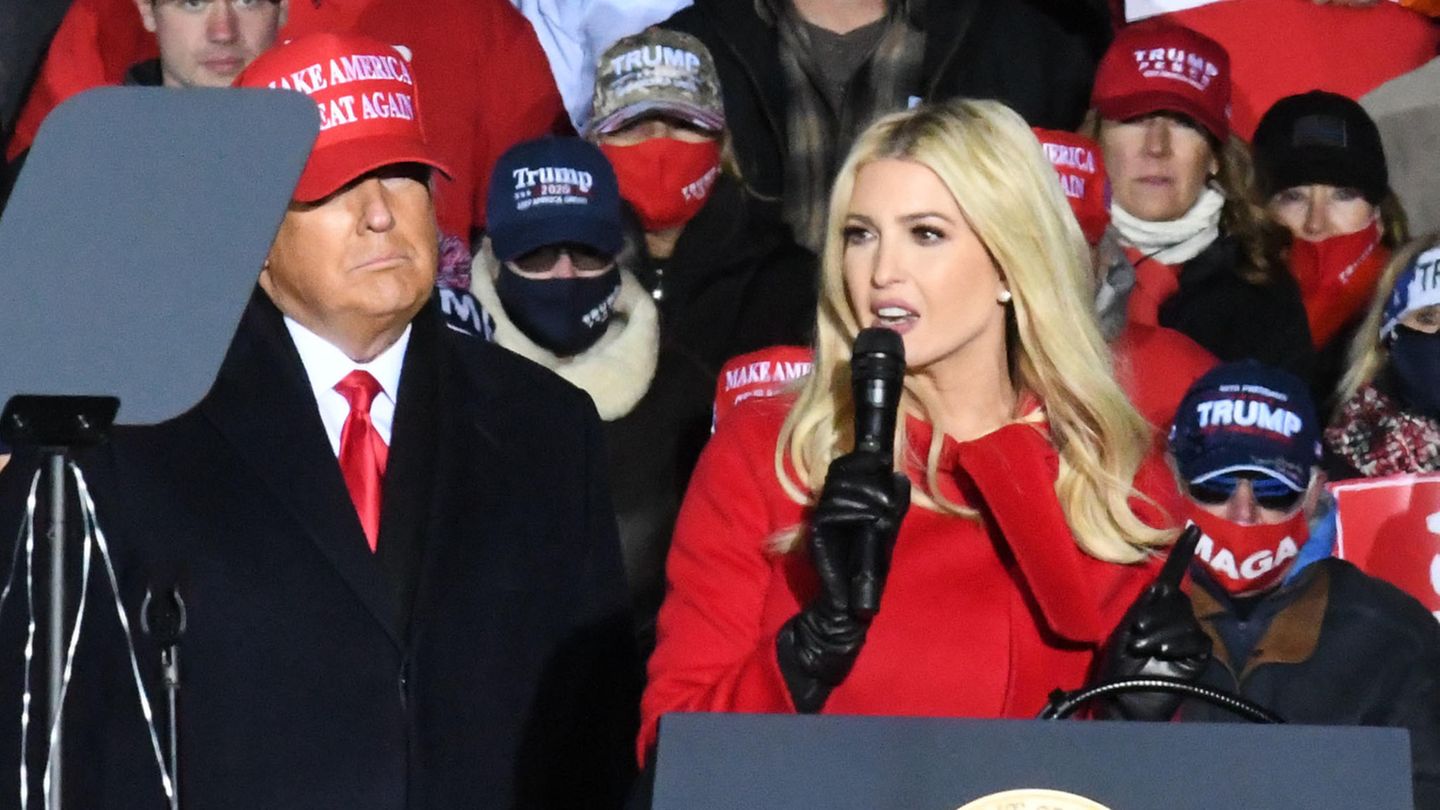 Ivanka Trump während einer Ansprache. Ihr Vater, US-Präsident Donald Trump, links neben ihr.