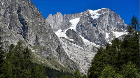 Die Alpen (Symbolbild). Dieses Foto zeigt nicht die Region des Unfalls, sondern den Planpincieux-Gletscher unterhalb des Mont Blanc in Italien.