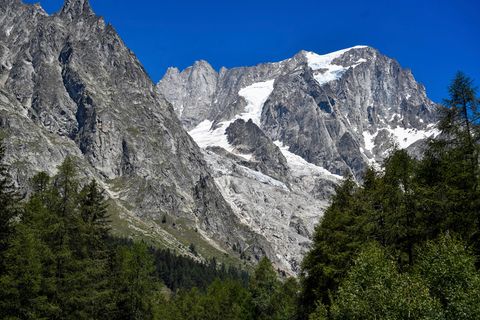 Die Alpen (Symbolbild). Dieses Foto zeigt nicht die Region des Unfalls, sondern den Planpincieux-Gletscher unterhalb des Mont Blanc in Italien.