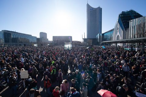 Sachsen, Leipzig: Teilnehmer einer Demonstration der Stuttgarter Initiative «Querdenken» stehen auf dem Augustusplatz