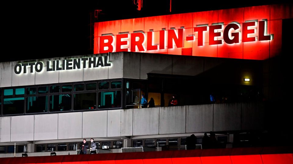Rot angestrahlt: Der Flughafen Berlin-Tegel am Samstag, den 7. November, kurz vor seiner Schließung.