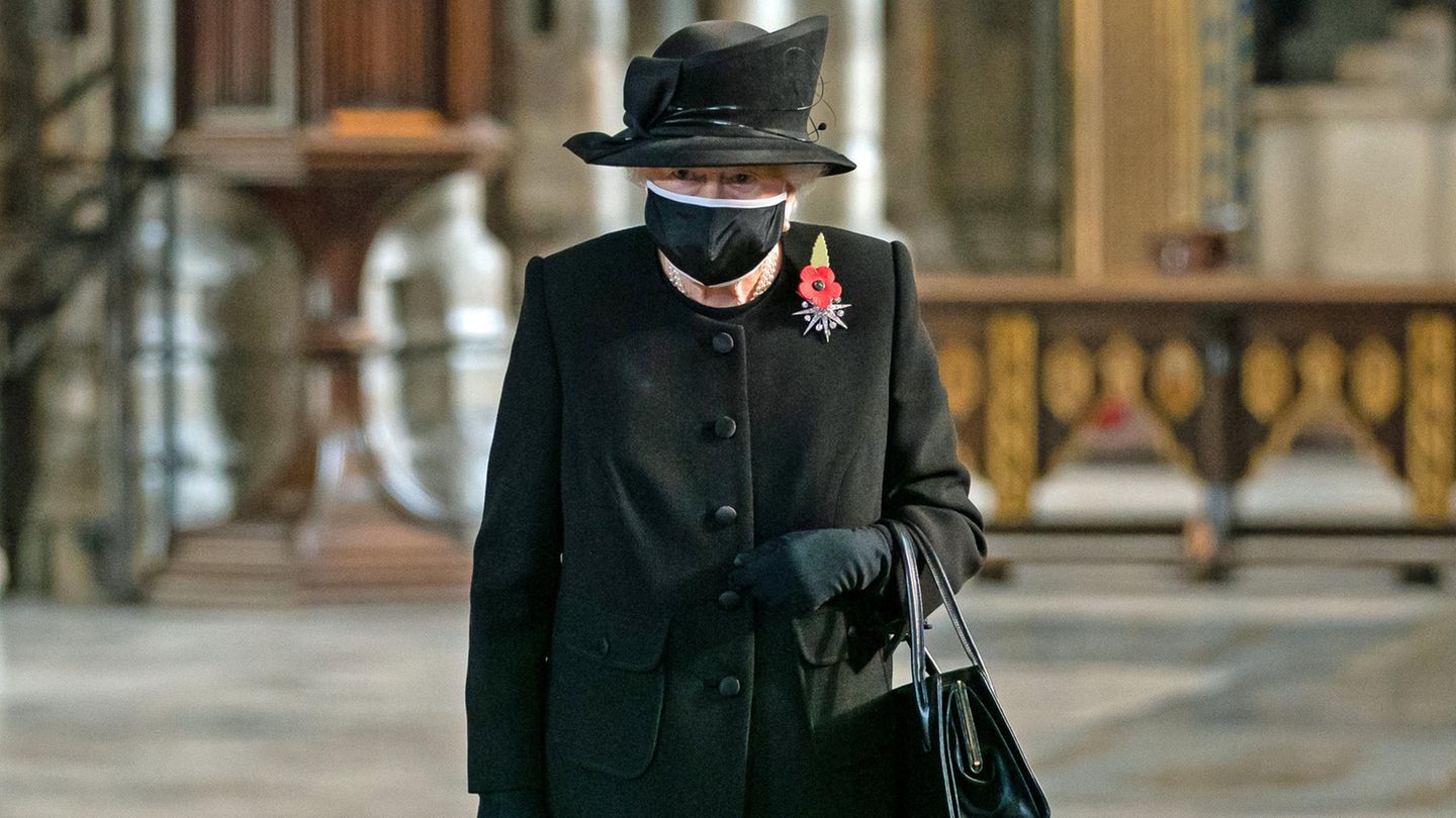 Ganz in schwarz gekleidet besuchte Queen Elizabeth II. die Westminster Abbey