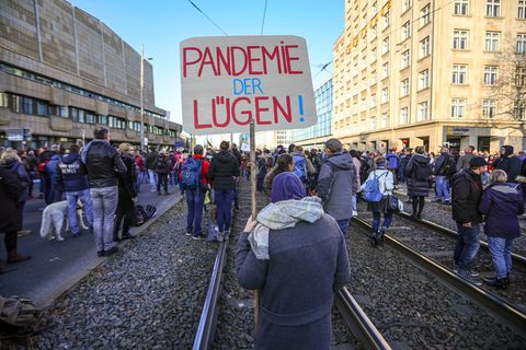 eilnehmer der "Querdenken"-Demo halten ein  Schild mit der Aufschrift "Pandemie der Lügen"
