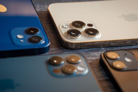 Alle Kameras der neuen ihone-Generation. Oben links (blau) ist das iPhone 12, rechts daneben (Gold) das Pro  Max. Das schwarze Modell unten rechts ist das iPhone 12 Mini, links daneben (Pazifikblau) liegt das iPhone 12 Pro.