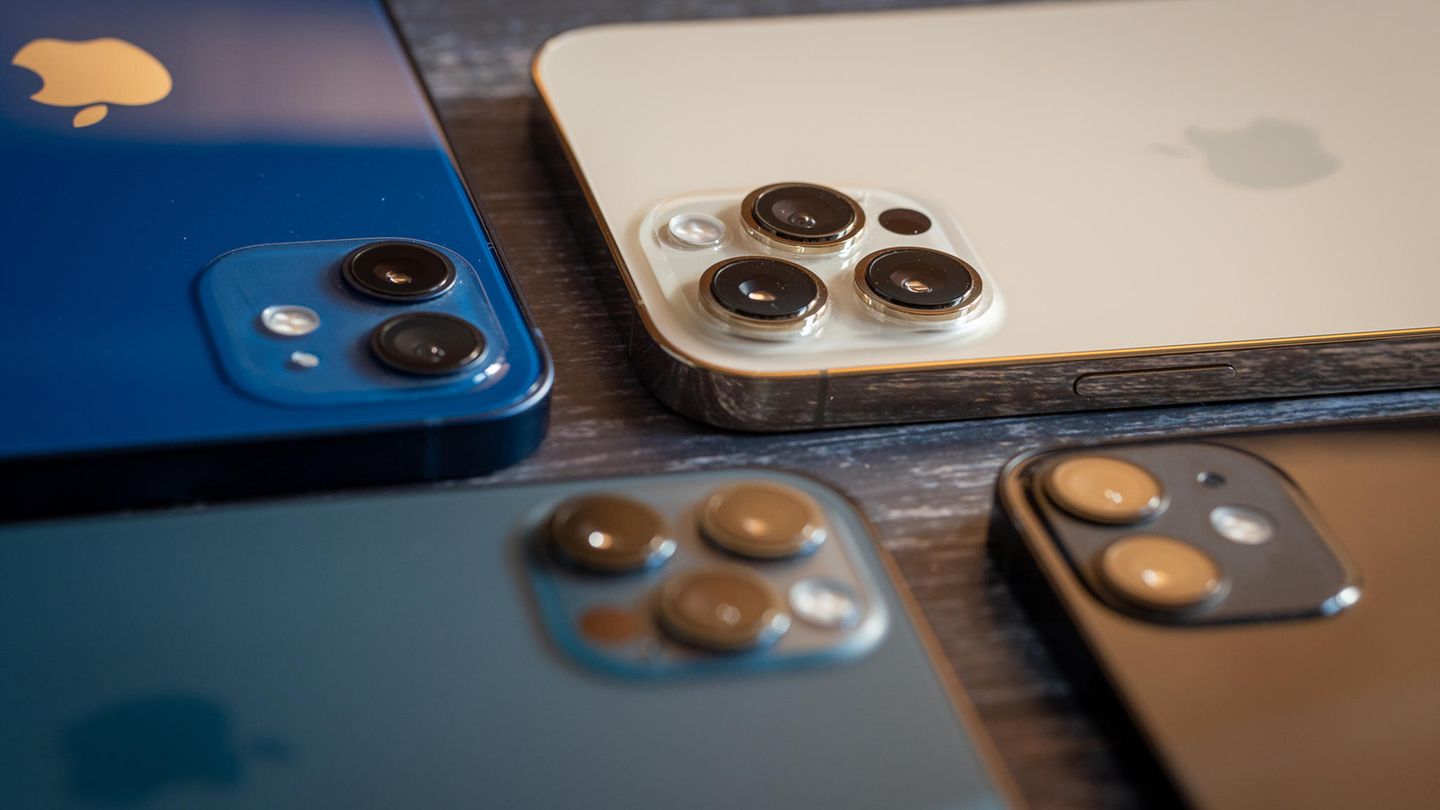 Alle Kameras der neuen ihone-Generation. Oben links (blau) ist das iPhone 12, rechts daneben (Gold) das Pro  Max. Das schwarze Modell unten rechts ist das iPhone 12 Mini, links daneben (Pazifikblau) liegt das iPhone 12 Pro.
