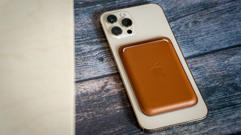 Das iPhone 12 Pro Max mit Magsafe-Wallet. Der Leder-Kartenhalter wird per Magnet befestigt.