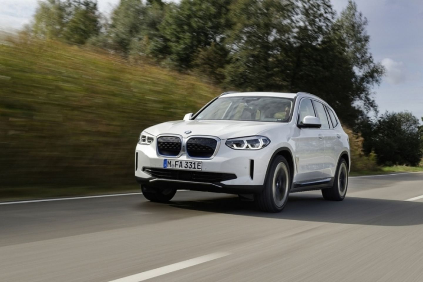 Trotz der Strategie "Power of Choice" spielt die Elektromobilität bei BMW eine wichtige Rolle (Bild: BMW iX3 2021)