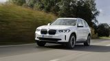Trotz der Strategie "Power of Choice" spielt die Elektromobilität bei BMW eine wichtige Rolle (Bild: BMW iX3 2021)