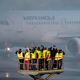 Bild 1 von 16 der Fotostrecke zum Klicken:  Aus Paris kommend landete am Sonntag der letzte Flug: ein Airbus von Air France, der von Mitarbeitern und der Presse empfangen wurde.