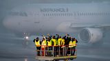 Bild 1 von 16 der Fotostrecke zum Klicken:  Aus Paris kommend landete am Sonntag der letzte Flug: ein Airbus von Air France, der von Mitarbeitern und der Presse empfangen wurde.