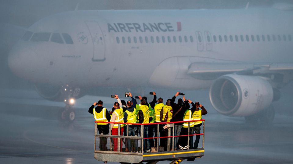 Flug von Air France nach Paris: Bild 1 von 16 der Fotostrecke zum Klicken: Aus Paris kommend landete am Sonntag der letzte Flug: ein Airbus von Air France, der von Mitarbeitern und der Presse empfangen wurde. Bild 1 von 16 der Fotostrecke zum Klicken: Aus Paris kommend landete am Sonntag der letzte Flug: ein Airbus von Air France, der von Mitarbeitern und der Presse empfangen wurde.