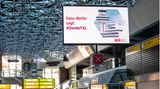 In der Haupthalle des markanten sechseckigen Terminals, der 1974 in Betrieb genommen wurde und ursprünglich auf nur 10 Millionen Passagiere ausgelegt war. 2019 wurden mehr als 24 Millionen Fluggäste gezählt.