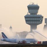 Wasserfontänen von der Flughafenfeuerwehr für diesen Sonderflug