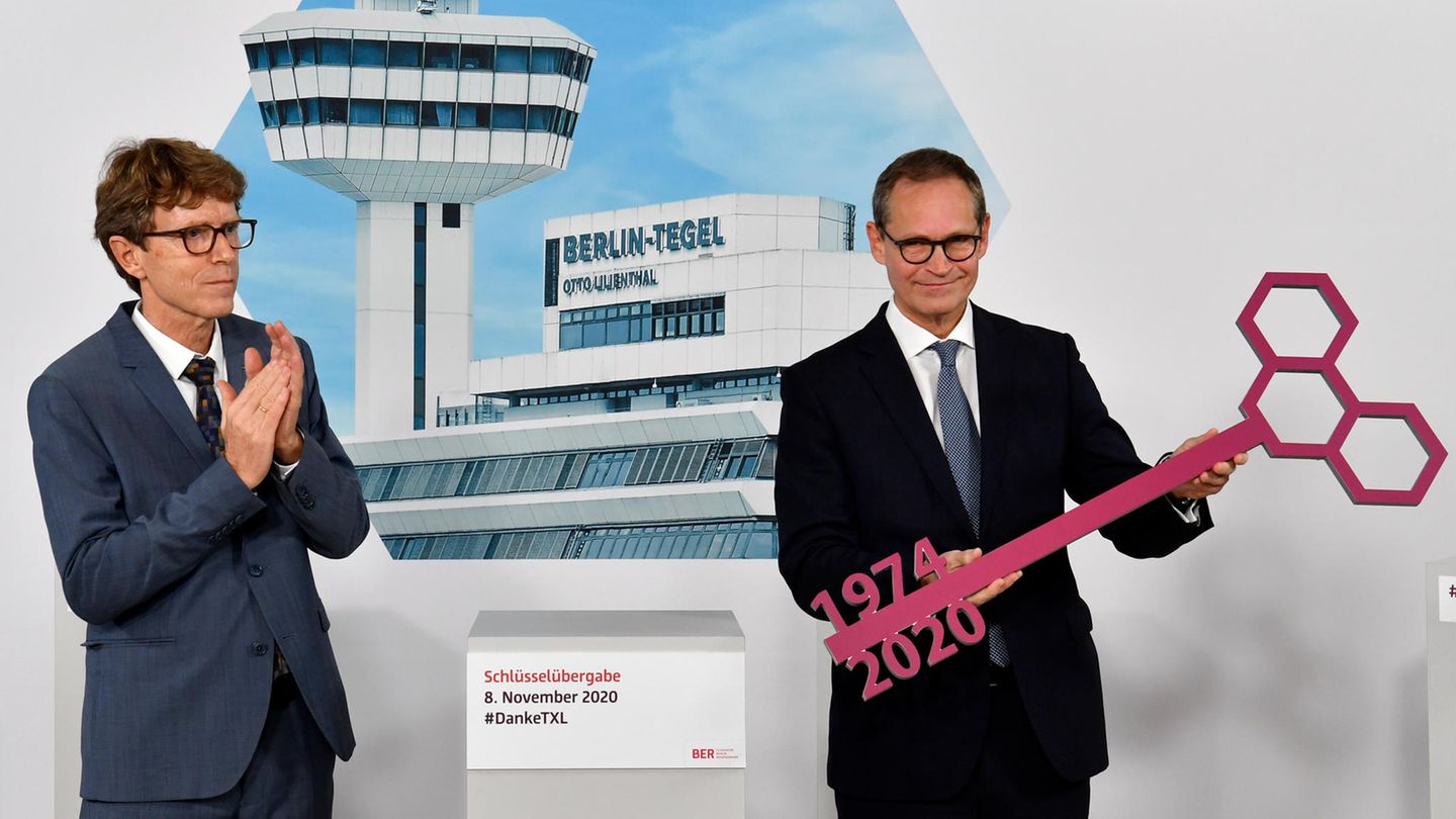 Symbolische Schlüsselabgabe: Engelbert Lütke Daldrup, der Geschäftsführer der Flughafen Berlin Brandenburg GmbH (FBB, l) applaudiert, während Michael Müller (SPD), Regierender Bürgermeister von Berlin, gerade den Schlüssel erhalten hat.