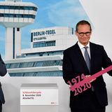 Symbolische Schlüsselabgabe: Engelbert Lütke Daldrup, der Geschäftsführer der Flughafen Berlin Brandenburg GmbH (FBB, l) applaudiert, während Michael Müller (SPD), Regierender Bürgermeister von Berlin, gerade den Schlüssel erhalten hat.