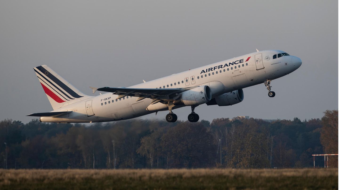 ... und um 15.39 Uhr hebt der Airbus A320 mit der Kennung F-GKXP in östliche Richtung ab.