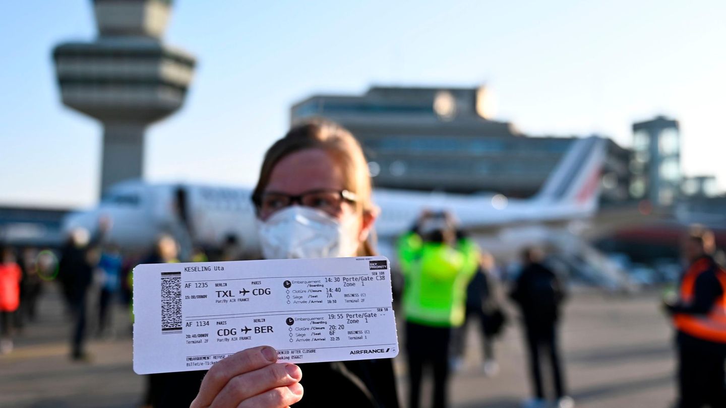 Die begehrten Bordkarten für den historischen Flug: Mit dem Flug AF1235 geht es zunächst nach Paris und abends mit AF1134 zurück nach Berlin – mit Landung am neuen Hauptstadtflughafen BER.