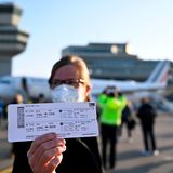 Die begehrten Bordkarten für den historischen Flug: Mit dem Flug AF1235 geht es zunächst nach Paris und abends mit AF1134 zurück nach Berlin – mit Landung am neuen Hauptstadtflughafen BER.