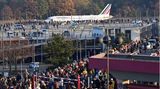 Große Anteilnahme: Viele Menschen schauen zu, wie der Airbus der französischen Fluggesellschaft Air France auf dem Flughafen Tegel (TXL) zum Abflug nach Paris auf die Startbahn rollt.