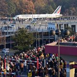 Große Anteilnahme: Viele Menschen schauen zu, wie der Airbus der französischen Fluggesellschaft Air France auf dem Flughafen Tegel (TXL) zum Abflug nach Paris auf die Startbahn rollt.