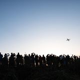 AF1235 nach Paris hat abgehoben, verfolgt von den Blicken von Zuschauern. Ab sofort herrscht Ruhe. Hunderttausende Berliner, die in der Einflugschneise von Tegel leben, müssen den Fluglärm nicht mehr ertragen. 