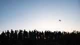 AF1235 nach Paris hat abgehoben, verfolgt von den Blicken von Zuschauern. Ab sofort herrscht Ruhe. Hunderttausende Berliner, die in der Einflugschneise von Tegel leben, müssen den Fluglärm nicht mehr ertragen. 