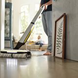 Durch die gegenläufig arbeitenden Bürsten ist der Kärcher sehr leicht zu führen