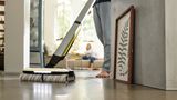 Durch die gegenläufig arbeitenden Bürsten ist der Kärcher sehr leicht zu führen