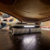 Das Gerät ist sehr flach und lässt ich gut unter Sofas führen.