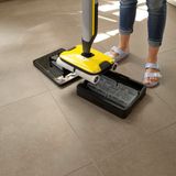 So stellt sich der Hersteller das Ausleeren der Schale vor.