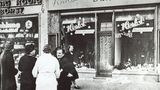9. November 1938: Als Diskriminierung in systematische Vernichtung überging   Passanten stehen im November 1938 in einer Stadt in Deutschland vor einem jüdischen Geschäft, dessen Schaufensterscheiben in der Reichspogromnacht am 9. November 1938 zerstört wurden. Die Novemberpogrome markieren den Übergang von der Diskriminierung der deutschen Juden ab 1933 hin zu ihrer systematischen Vertreibung und Vernichtung. Mehr als 1400 Synagogen und tausende Geschäfte, Wohnungen und jüdische Friedhöfe wurden in der Nacht vom 9. auf den 10. November zerstört. Ab dem 10. November wurden ungefähr 30.000 Juden in Konzentrationslager eingesperrt. 