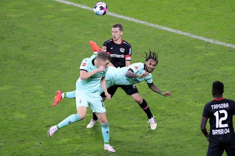Valentino Lazaro hängt artistisch quer in der Luft. Ihm gelingt an diesem Sonntagabend ein Skorpions-Kick