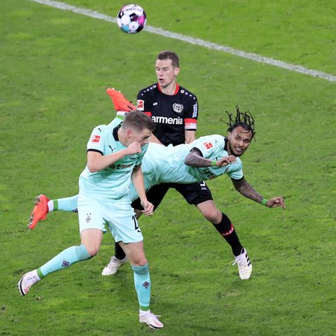 Valentino Lazaro hängt artistisch quer in der Luft. Ihm gelingt an diesem Sonntagabend ein Skorpions-Kick