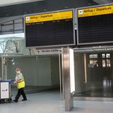 Am Samstag waren die letzten Linienmaschinen abgehoben. Am Sonntag stand nur der Flug AF 1235 nach Paris auf der Anzeigetafel im Terminal.