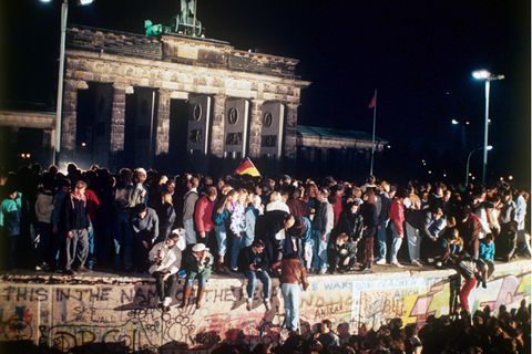 9. November 1990: Die Mauer fällt   Jubelnde Menschen auf der Berliner Mauer vor dem Brandenburger Tor am 9. November 1989. Nach der Öffnung eines Teils der deutsch-deutschen Grenzübergänge in der Nacht vom 9. auf den 10. November 1989 reisten Millionen DDR-Bürger für einen kurzen Besuch in den Westen. In der Folge wurde die innerdeutsche Grenze abgebaut, seit dem 3. Oktober 1990 ist Deutschland wieder vereint. 