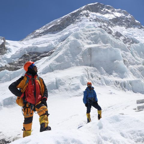 Khim Lal Gautam (l) schaut auf dem Weg zum Lager 1 auf dem Mount Everest nach oben.