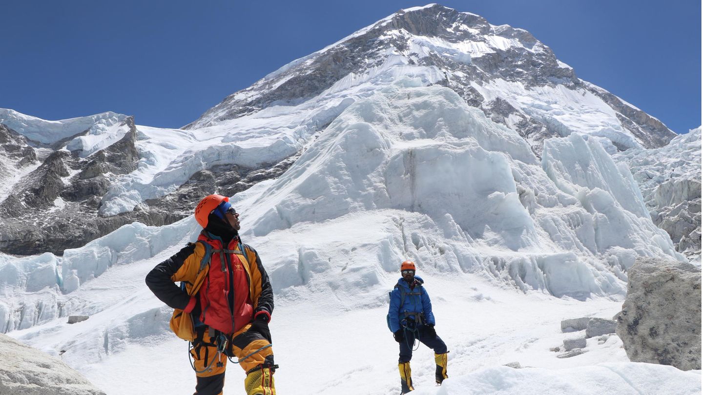 Khim Lal Gautam (l) schaut auf dem Weg zum Lager 1 auf dem Mount Everest nach oben.