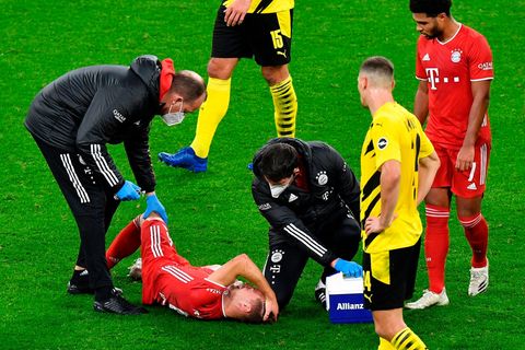Joshua Kimmich liegt verletzt am Boden und ahnt vermutlich schon zu diesem Zeitunkt, dass es eine schlimmere Blessur sein könnte
