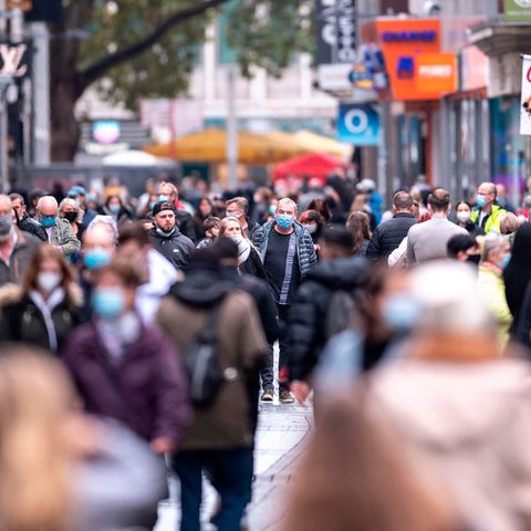 Impfstoff Coronavirus: Menschen in der Innenstadt von Köln
