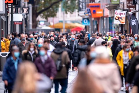 Impfstoff Coronavirus: Menschen in der Innenstadt von Köln