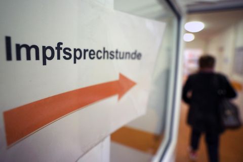 Experten fordern bevorzugte Corona-Impfung für besonders gefährdete Menschen