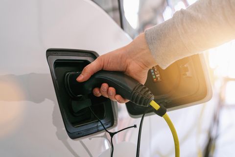 Nachhaltigkeit, Gemeinschaftssinn und Umweltschutz – das sind Themen, die viele von uns bewegen. Wie sieht es mit der E-Mobilität aus?