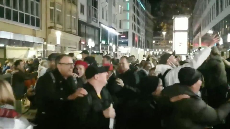 Leipzig-Demo: Querdenker sorgen mit Corona-Polonaise für Empörung