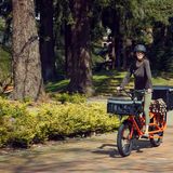 Die großen Körbe  machen das Rad breiter.