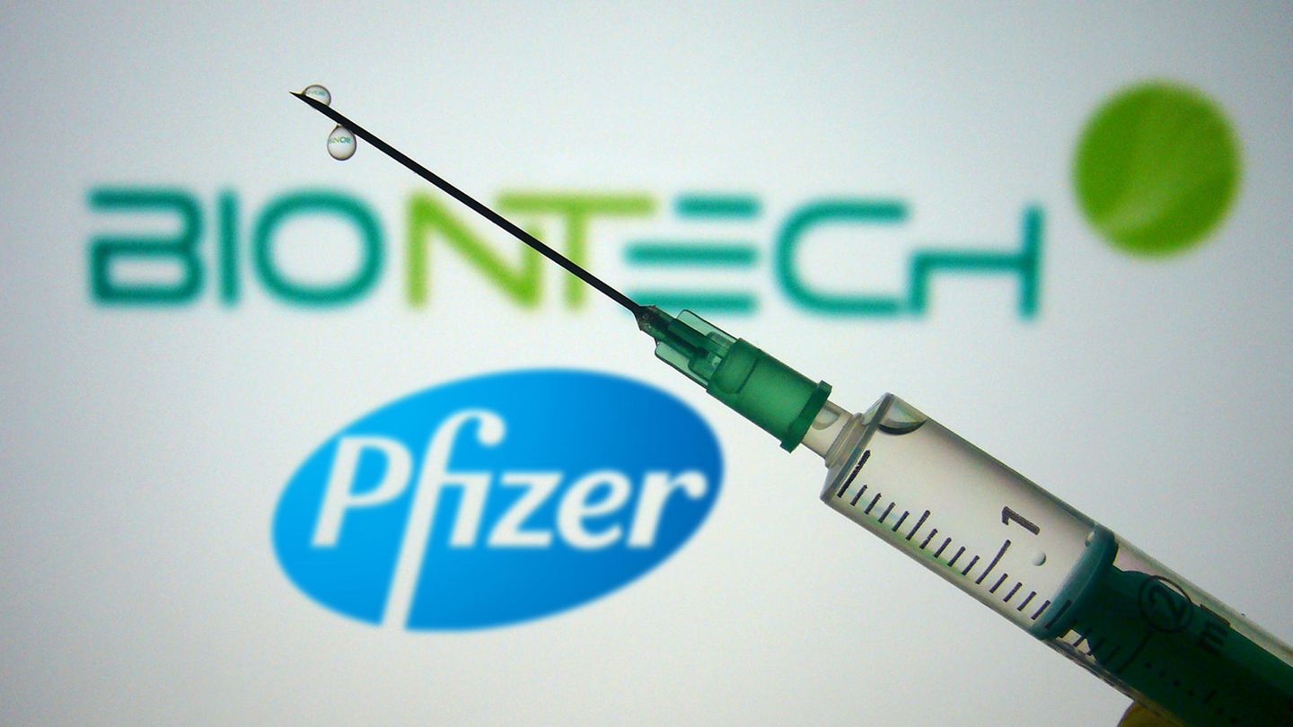 Einwegspritze mit Impfstoff zur Injektion mit einer Kanuele. BIONTECH Biotechnologie Unternehmen.