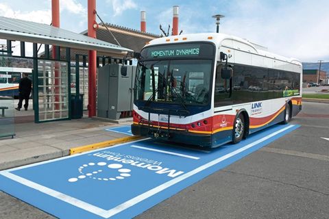 Ein E-Bus auf einem Ladefeld