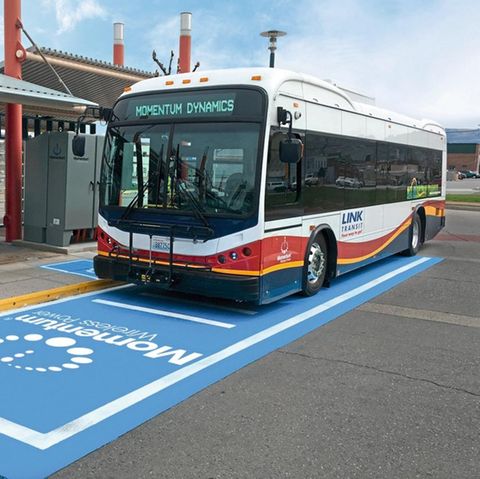 Ein E-Bus auf einem Ladefeld