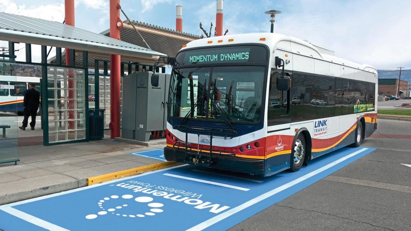 Ein E-Bus auf einem Ladefeld