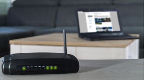 Wlan Passwort ändern: Internet-Router steht auf einem Schreibtisch